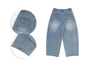 Detailansicht der Gesäßtaschen und Nähte an der hellblau gewaschenen Wide-Leg-Denim-Jeans