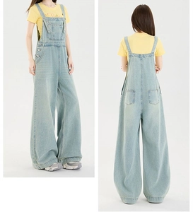 Vorder- und Rückansicht der lockeren High-Waist Jeans-Latzhose mit Seitentaschen und Knöpfen