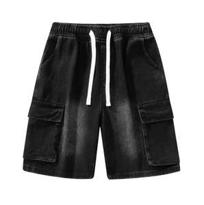 Dettaglio di pantaloncini cargo in denim nero con elastico in vita e tasche laterali