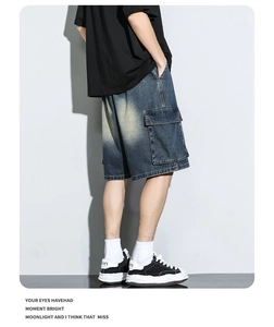 Dettaglio di pantaloncini cargo in denim lavato vintage con tasche laterali e vestibilità