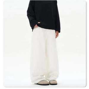 Minimalistische cremeweiße Freizeithose mit weitem Bein und einer lockeren geraden Silhouette