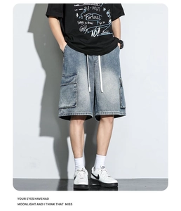 Dettaglio di pantaloncini cargo in denim azzurro con ampie tasche laterali e coulisse regolabile