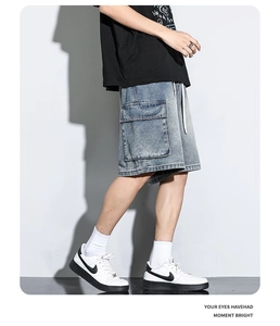 Dettaglio di pantaloncini cargo in denim blu chiaro con tasche laterali e coulisse