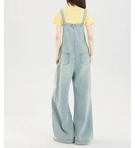 Rückansicht der hellblauen Denim-Latzhose mit klassischen Gesäßtaschen und gelbem T-Shirt