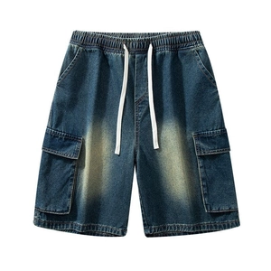 Dettaglio dei pantaloncini cargo in denim con elastico in vita e grandi tasche a patta