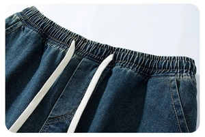 Dettaglio della vita elastica con coulisse in cotone bianco sui pantaloncini di jeans blu