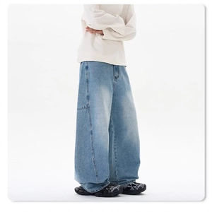 Hellblaue Wide-Leg-Jeans mit Utility-Cargotaschen im entspannten Streetwear-Schnitt