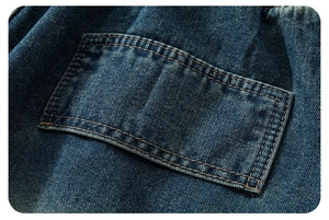 Dettaglio della doppia cucitura e trama del tessuto sulla tasca dei pantaloncini
