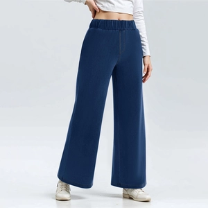 Detail einer dunkelblauen Weitbeinhose mit hohem Bund und elastischem Gummizug im Denim-Stil