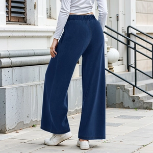 Detailansicht des elastischen Bundes der dunkelblauen Damen-Jeans mit weitem Beinverlauf