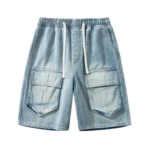 Dettaglio dei pantaloncini cargo in denim azzurro con vita elastica a coulisse e ampie tasche