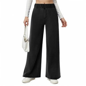 Nahaufnahme des breiten elastischen Hochbunds und des strukturierten Stoffs der schwarzen Hose