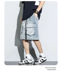 Dettaglio di pantaloncini cargo in denim celeste con tasche laterali e coulisse in vita