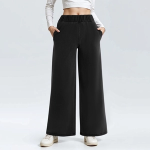 Detailansicht der schwarzen Weitbein-Hose mit hohem Bund und seitlichen Eingrifftaschen