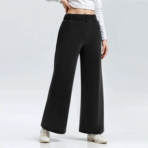 Detailansicht des elastischen Hochbunds und der schwarzen Weitbein-Jeans für Damen