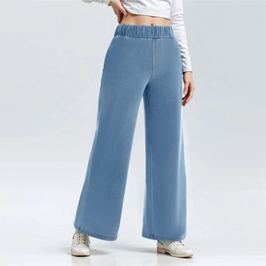Nahaufnahme der hellblauen Jeans mit elastischem Hochbund und Kontrastnähten im Detail