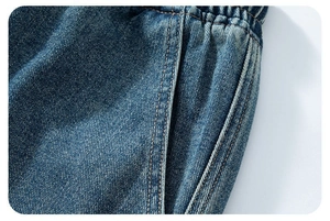 Dettaglio di pantaloncini di jeans blu con vita elastica e tasche laterali rinforzate