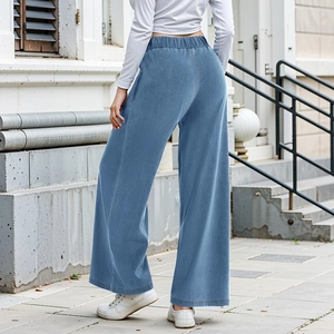 Detailansicht der elastischen High-Waist-Jeans mit weich fallendem hellblauem Stoff