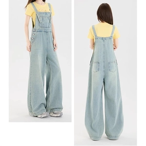 Damen Latzhose aus hellblauem Denim mit weitem Bein und hoher Taille, Vorder- und Rückansicht