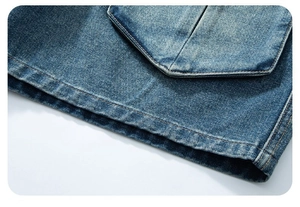 Vista macro dettagliata della trama denim con cuciture fini e lavaggio blu medio