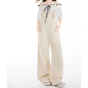 Damen Set mit weißem Off-Shoulder Oberteil und beiger weit geschnittener Latzhose aus Denim