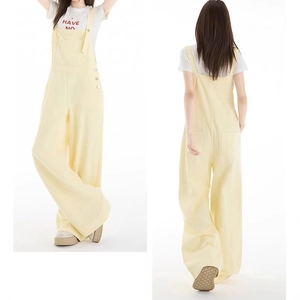 Damen Vintage Latzhose in Hellgelb, locker geschnitten mit weitem Bein und Vordertasche