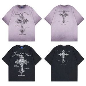 Viste frontali e posteriori di t-shirt gotiche lavate vintage in viola e nero carbone