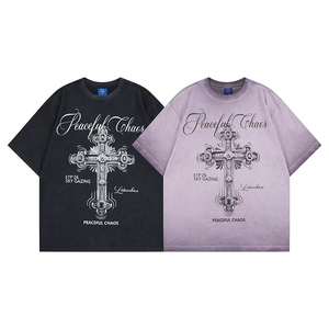 Dettaglio delle stampe a croce su magliette streetwear oversize lavate nero e viola
