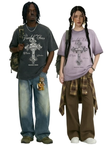 Dettaglio della stampa a croce gotica su t-shirt oversize grigie e color lavanda