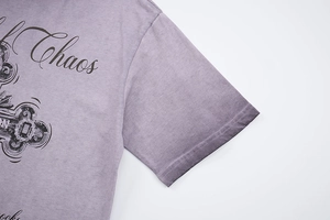 Dettaglio della stampa a croce e del cotone lavato lilla sulla t-shirt vintage ampia