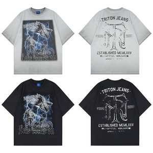 Détail des imprimés moto vintage heavy metal sur t-shirts streetwear coupe oversize