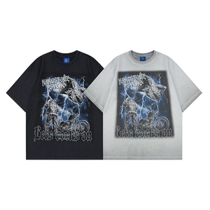 Détail de l'imprimé Hardstone Psycho et de l'étiquette bleue sur les t-shirts col rond