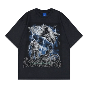 Détail de la texture en coton épais et de l'imprimé graphique sur ce t-shirt noir