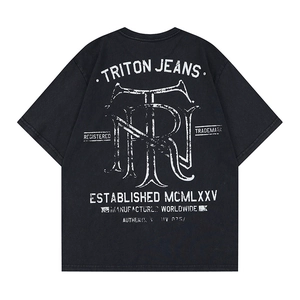 Détail de l'imprimé blanc Triton Jeans au dos du t-shirt noir coupe décontractée