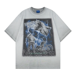 Détail du graphique moto hard rock et de la texture du tissu gris vintage sur le t-shirt