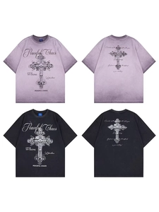 T-shirt lavate stile street gothic con stampe di croci e scritte artistiche grafiche