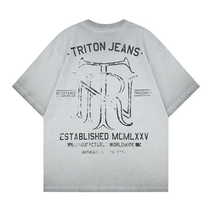 Détail du graphique TR vintage et du logo Triton Jeans imprimé sur un t-shirt gris délavé