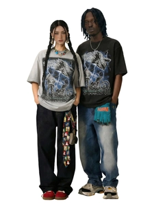 Détail d'imprimé graphique style street et lettres en strass sur t-shirt oversize