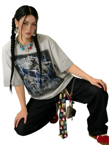 Détail du t-shirt gris oversize street style avec imprimé graphique éclair et cavalier