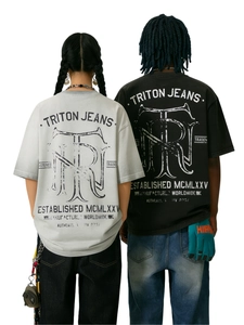 Détail de l'imprimé graphique vintage sur les t-shirts en coton streetwear oversize