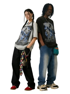 Détail de t-shirts streetwear oversize avec imprimés graphiques loup et éclair
