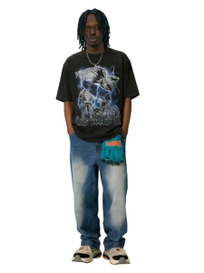 Détail d'un t-shirt noir oversize avec graphique de motard et imprimé éclair bleu