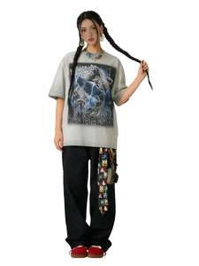 Détail d'un t-shirt hip-hop gris oversize avec graphisme gothique et ceinture BD