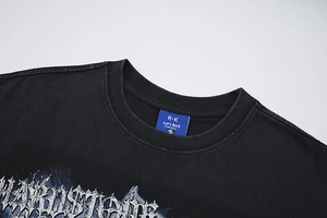 Détail de l'imprimé gothique et de l'étiquette de marque sur le t-shirt noir délavé