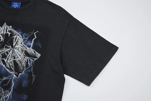 Détail d'un t-shirt noir hip hop avec imprimé rock américain et étiquette de col vintage