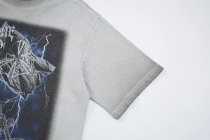 Gros plan des motifs gothiques et de la texture en maille du t-shirt gris de style urbain
