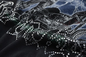 Détails macro de strass et d'imprimés rock rétro sur un t-shirt en coton épais
