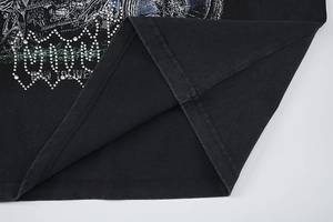 Détail du motif biker vintage avec strass blancs sur t-shirt gris en coton lourd
