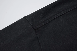 Gros plan sur la couture double du col d'un t-shirt en coton noir de style urbain