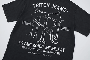Détail de l'imprimé graphique vintage blanc et du lettrage sur t-shirt noir délavé